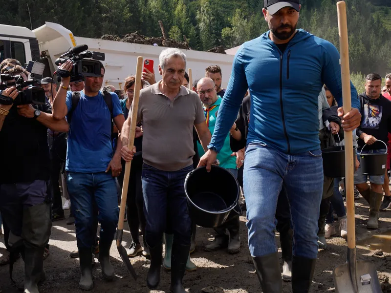 Marea schismă între Georgescu și Simion. Propagandă populistă printre sinistrați cu muzică militară