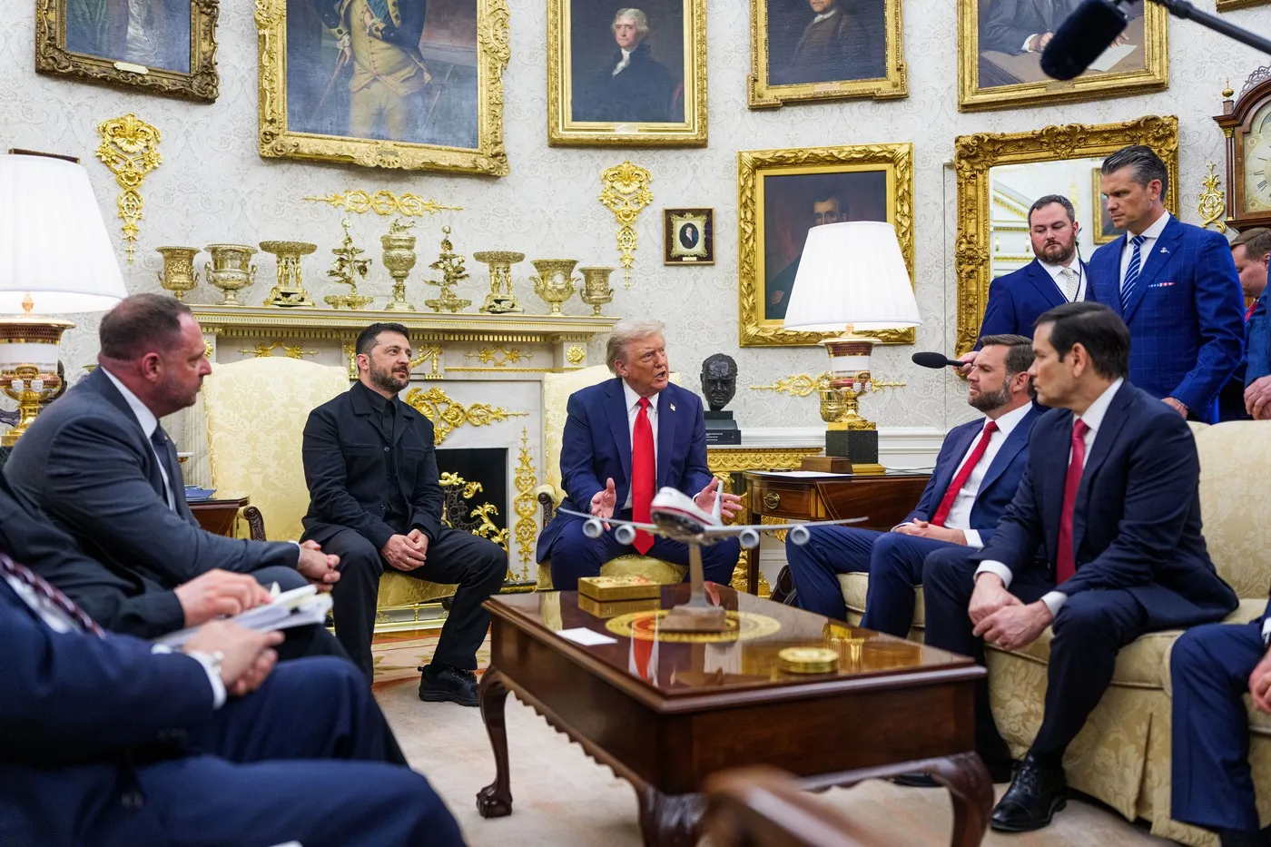 Cum se va îmbrăca Volodimir Zelenski la întâlnirea cu Donald Trump, după ce a fost criticat pentru ținută. Anunțul făcut de designerul președintelui