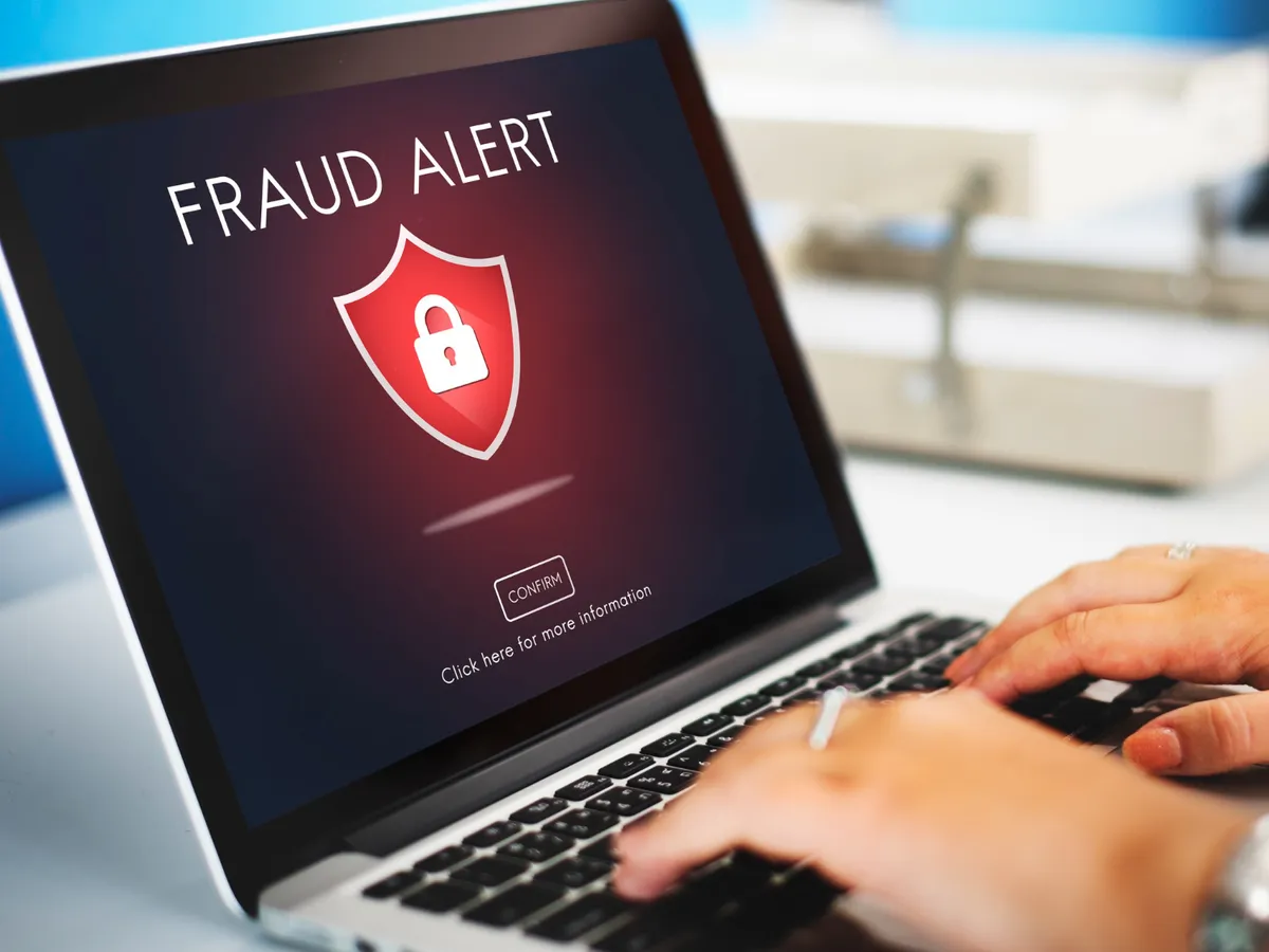 Polițiștii atrag atenția asupra metodelor de înșelăciune în mediul online și a atacurilor spoofing