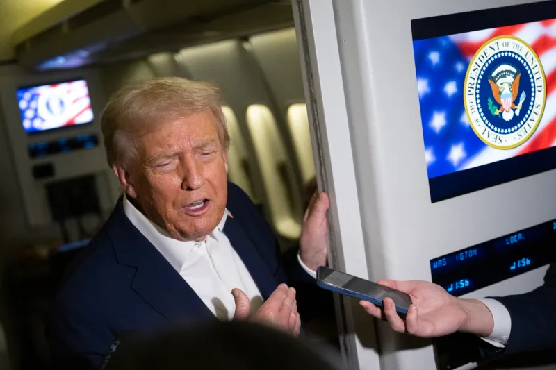 Reacția lui Donald Trump, în Air Force One, când a fost întrebat de reducerea forțelor americane din România