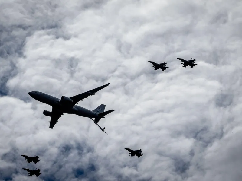 Avioane de luptă ale Franței și Belgiei au străbătut România spre Marea Neagră. Au realimentat in Ungaria