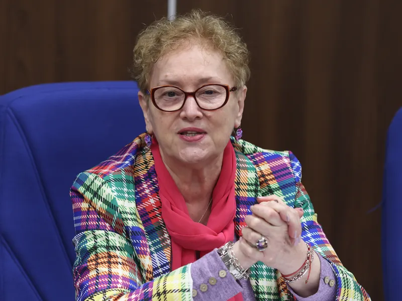 Renate Weber e Avocatul Poporului cu mandat expirat de 18 luni. Are 3 pensii de 5.000€/lună și 2.400€ salariu